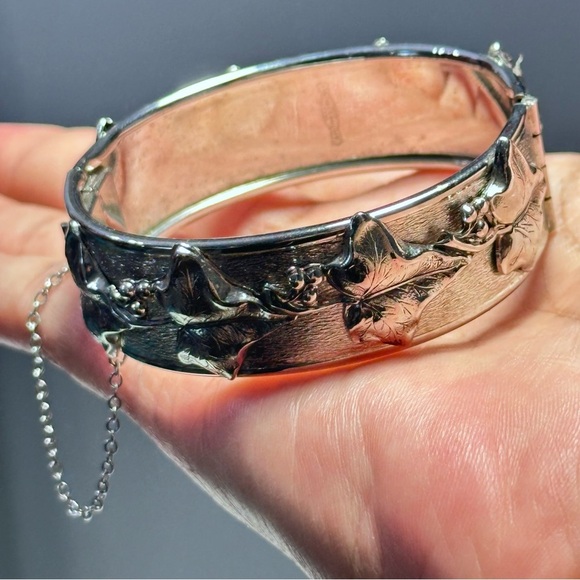 Whiting & Davis Silver tone Bangle Bracelet with Floral Grapevine Hinged  4363 - Picture 3 of 10